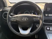 Hyundai Kona EV Limited Sky 64 kWh | Zeer compleet | 99% SOH | Open dak | Lederen bekleding | Trekhaak | Stoel verwarming & koeling | Stuurverwarming |