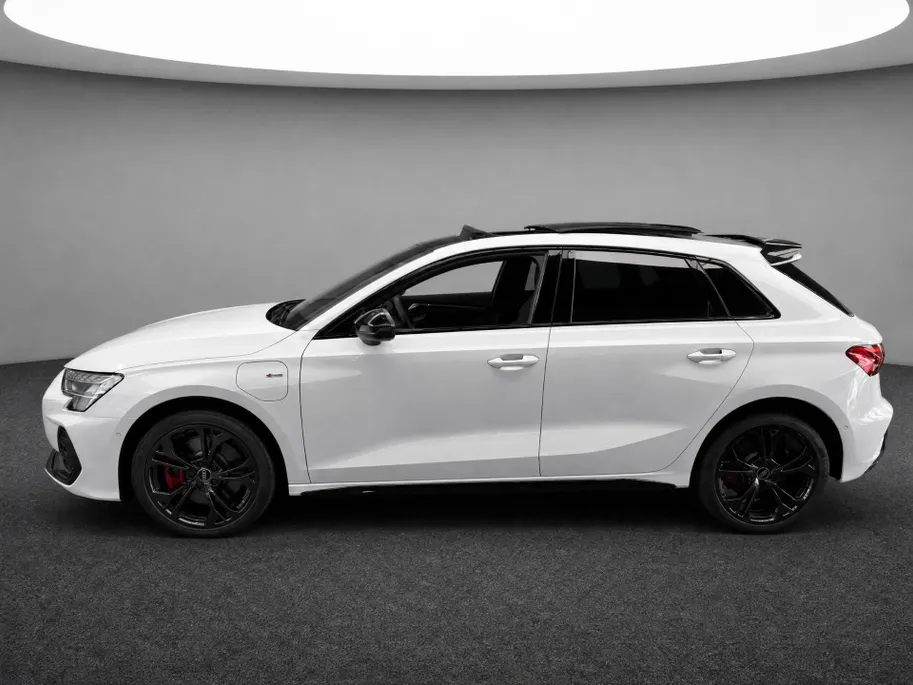 Audi A3 Sportback 45 TFSIe 272pk S-Tronic S Edition Competition · SOH 100% · Panoramadak · Camera · Lederen Bekleding · Elek. Stoel Bestuurder · Elek. Achterklep · Dodehoeksensor · Garantie t/m 24-06-2030 of 100.000km