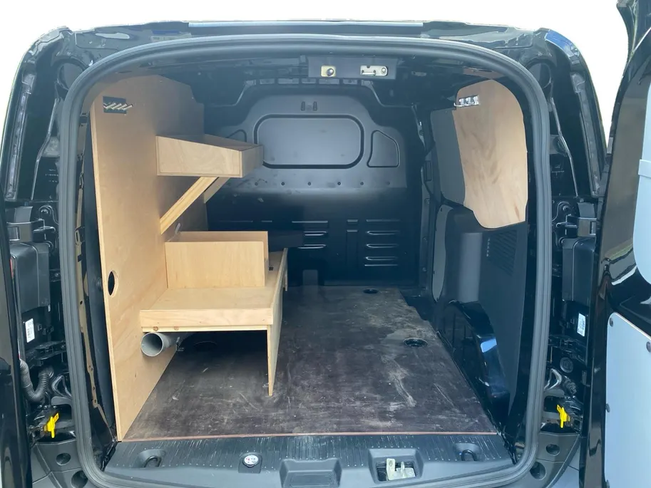 Ford Transit Courier 1.0 EcoBoost Limited automaat | NL-Auto| 1e Eigenaar | Dealeronderhouden | Winter Pack | Trekhaak | Navigatie | Camera | Parkeersensoren | Climate Control |