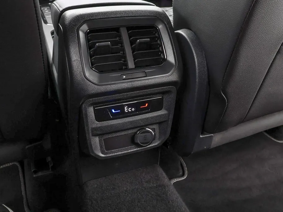 Volkswagen Tiguan 1.4 TSI eHybrid 245pk DSG R-Line Business · Camera · Inklap. Trekhaak · Dodehoeksensor · Parkeer Assistent · Stuur- & Stoelverwarming · 19'Velgen ·