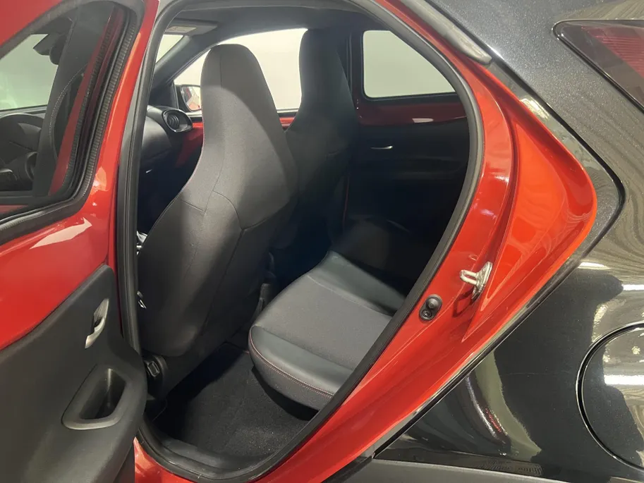 Toyota Aygo X 72PK VVT-i S-CVT Premium Automaat | 1e eigenaar | JBL Audio | Navi | Apple CarPlay/Android Auto | Adaptive Cruise Control | Licht & Regen Sensor | Lichtmetalen Velgen | Keyless Entry |