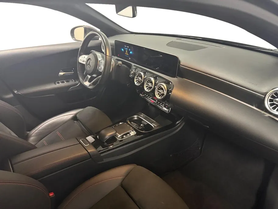 Mercedes-Benz A-Klasse 200 Launch Edition Premium AUTOMAAT AMBIENT LIGHT NAVI AIRCO CAMERA CRUISE CONTROLE AMBIANCE VERLICHTING APPLE CARPLAY ANDRIOD AUTO AMG PAKKET ZEER MOOIE AUTO