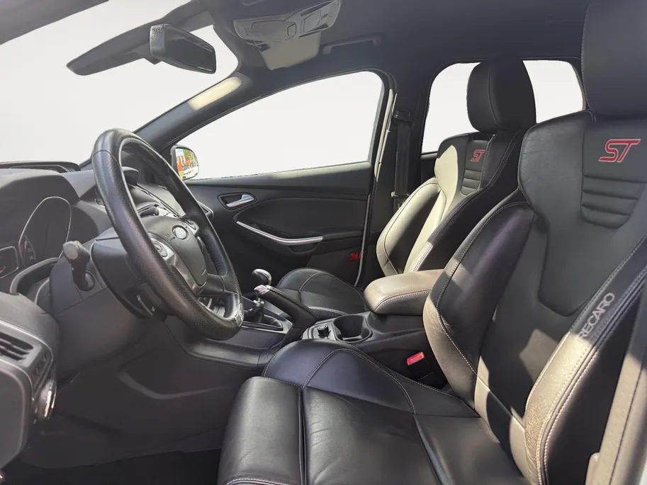 Ford Focus Wagon 2.0 EcoBoost ST-3 |Dealer onderhouden| Recaro-Stoelen | Parkeer Camera | Leder | Cruise Control | Climate Control | Parkeer Sensoren |