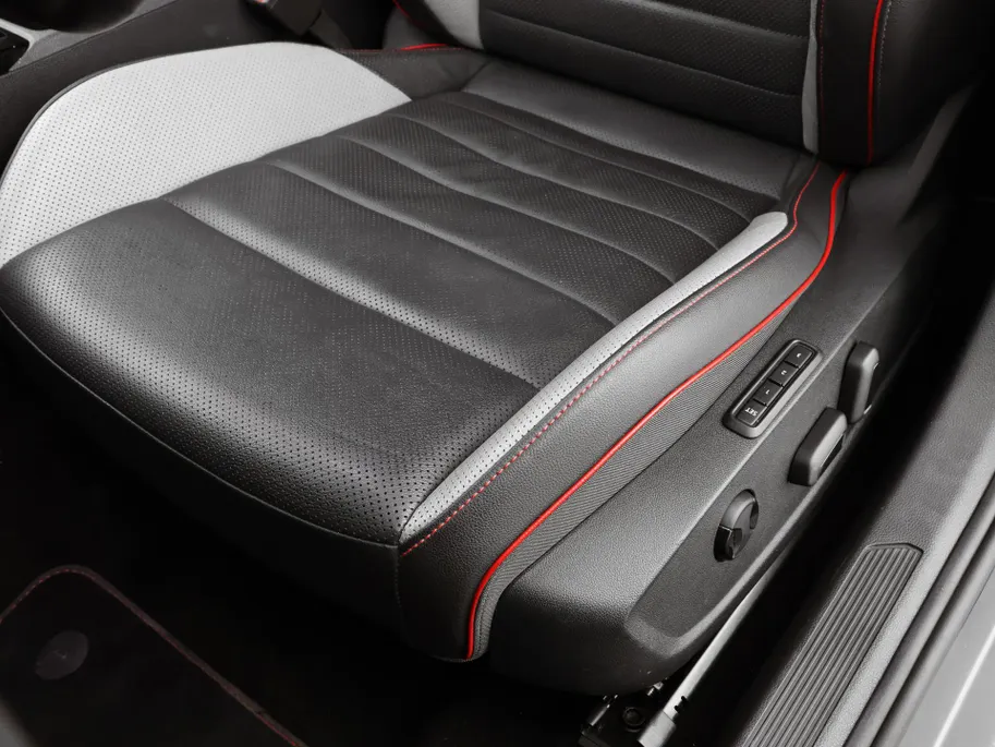 Volkswagen Golf 2.0 TSI 245pk DSG GTI · Panoramadak · Camera · Harman Kardon Sound · Matrix LED · Leder Vienna · Alarmklasse 3 · Elek. Bestuurdersstoel + Geheugen ·