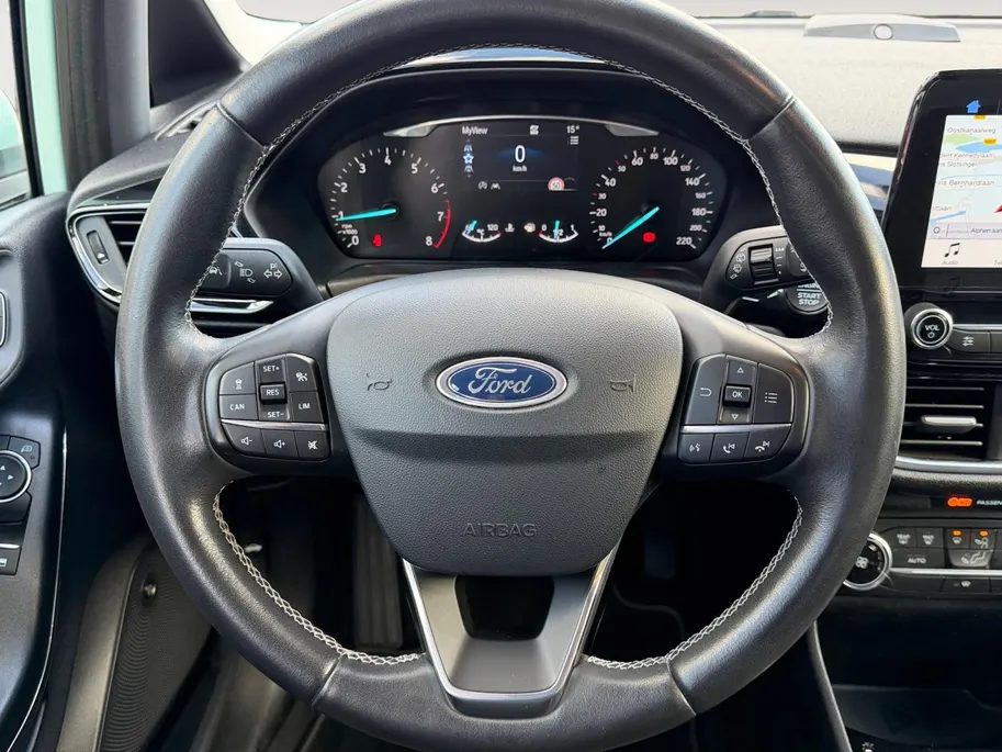 Ford Fiesta 1.0 EcoBoost Titanium | Dealer onderhouden | 1e eigenaar | Adapt. Cruise control | Parkeersensoren voor en achter | Achteruitrijcamera | Trekhaak | Navigatie | Apple carplay & Android auto | Voorruitverwarming | Privacy glas | Bovag garantie |