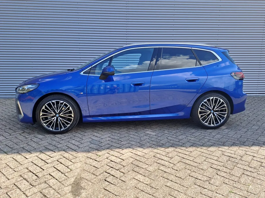 BMW 2 Serie Active Tourer 220i AUTOMAAT | Sensoren | Navigatie | Cruise | 360 Camera | Head-up display | Elektrisch verstelbare stoel | Apple Carplay/Android Auto