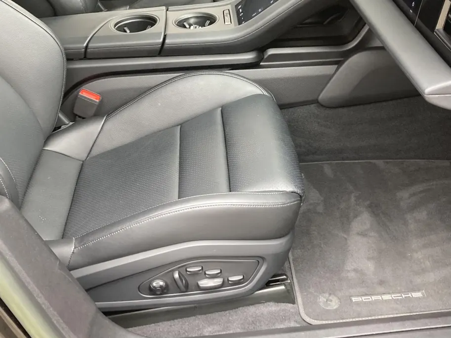 Porsche Taycan Cross Turismo 4 93 kWh sport chrono - panoramadak -stoelenpakket -stoelverwarming -luchtvering