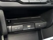 Kia e-Niro ExecutiveLine 64 kWh | Warmtepomp | Memory seats | Stoelverwarming- en ventilatie | JBL audio-installatie | Glazen schuif-/kanteldak | Dodehoekassistentie | Parkeersensoren voor- en achter | Apple/Android Carplay