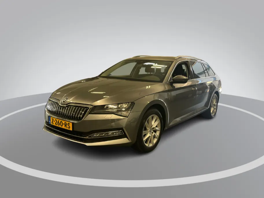 Škoda Superb Combi 1.4 TSI iV 218pk DSG Business Edition Plus · Camera · Inklap. Trekhaak · Stoelverwarming · Keyless · ACC · Apple/Android Car Play · Garantie t/m 17-06-2028 of 100.000km