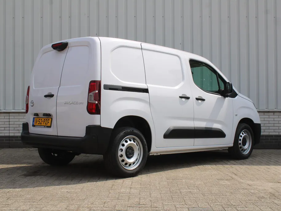 Toyota ProAce CITY 1.5 D-4D L1 Professional | Automaat | 3-zits | Clima | Navi | Camera | Cruise | Dodehoek detectie | Stoel- en stuurverwarming | Digitale binnenspiegel |