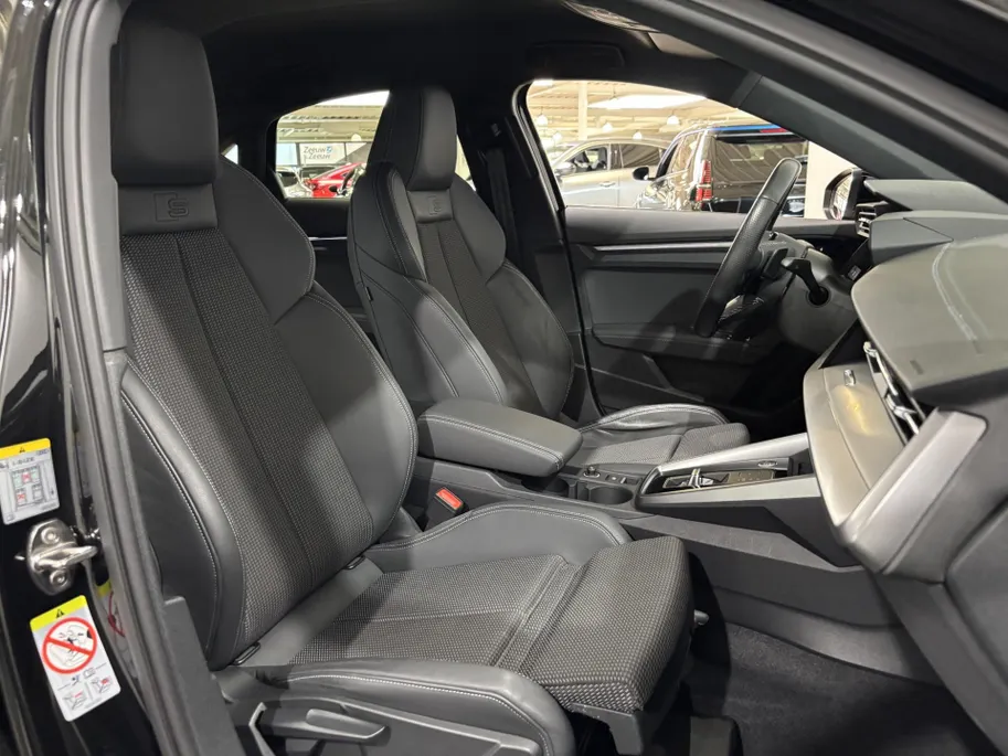 Audi A3 Limousine 110PK 30 TFSI S Edition Automaat | 1e eigenaar | Virtual Cockpit | Navi | Armsteun | Cruise Control | Zwarte Lichtmetalen Velgen | Apple CarPlay/Android Auto | Full LED koplampen | Keyless Entry |