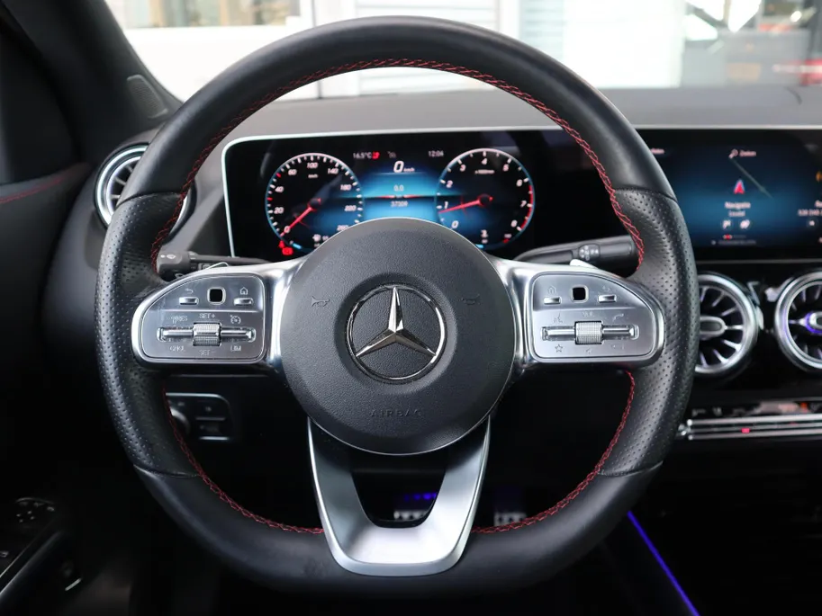Mercedes-Benz GLA 200 Business Solution AMG l Trekhaak l Panoramadak l Stoelverwarming