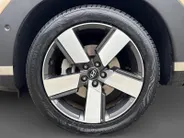 Hyundai Santa Fe 1.6 T-GDI PHEV Premium Plus 4WD 7p | Uniek Two Tone wrap Z-Signing | LED koplampen | Bose Audio | All Season banden | Lederen bekleding | NU Rijklaarprijs! Incl.12 Maanden, APK, Onderhoudsbeurt etc! Premiumpakket gratis!