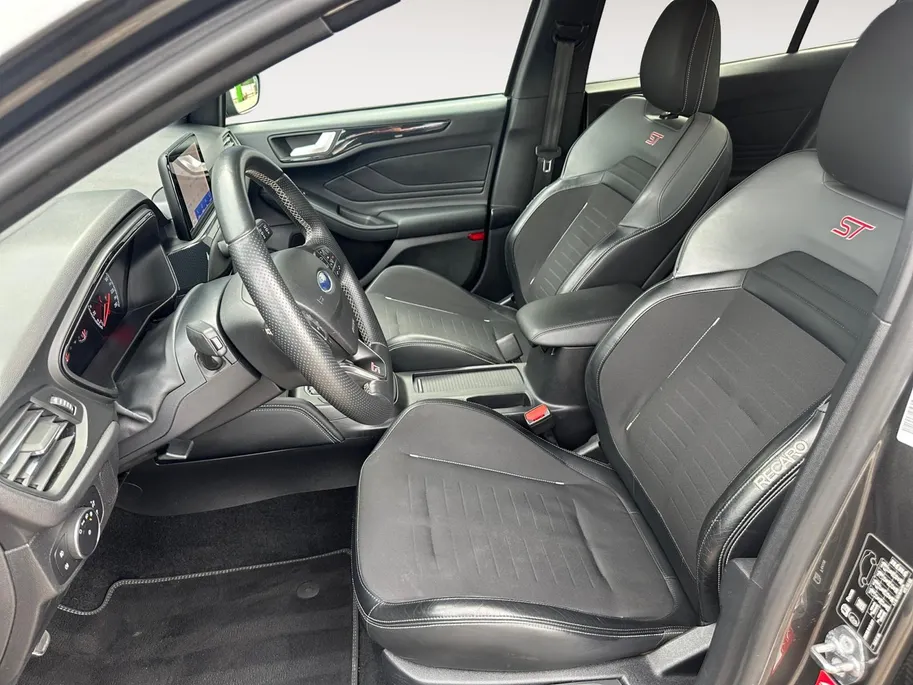 Ford Focus 2.3 EcoBoost ST-3 | 280 PK | Launch control | Recaro stoelen | 19' inch lichtmetalen velgen | Apple carplay & Android auto | Parkeersensor voor en achter | Achteruitrijcamera | Bang & Olufsen audio | Winter pack | Cruise control | Bovag garantie |
