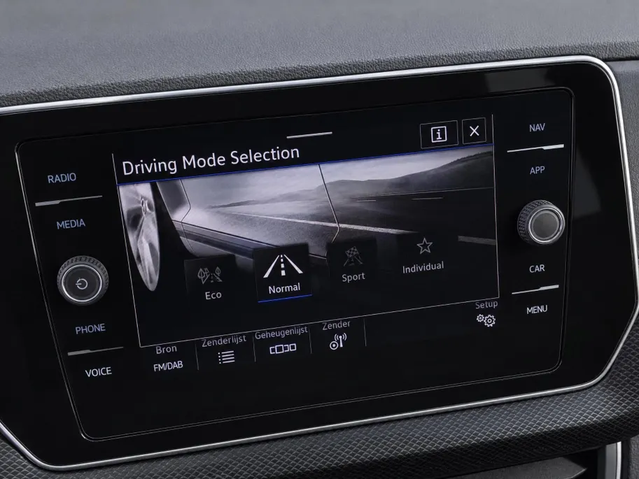 Volkswagen T-Cross 1.0TSI/116PK R-Line Camera + parkeersensoren · Apple/Android Car Play · Dodehoeksensoren · Garantie t/m 24-02-2028