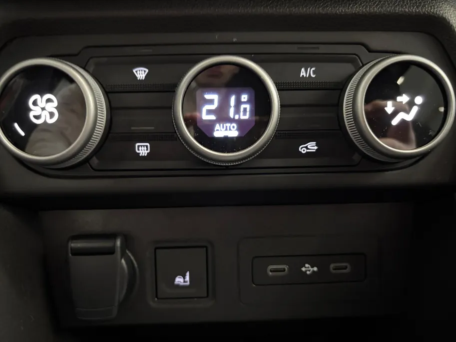 Dacia Jogger 1.8 hybrid 155 limited edition 7p. AUTOMAAT NAVI AIRCO CAMERA CRUISE CONTROLE APPLE CARPLAY ANDROID AUTO LM VELGEN 7 STOELEN !!LET OP RIJDENDE DEMO VRAAG NAAR ACTUELE KMSTAND!!!
