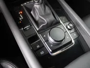 Mazda 3 2.0 e-SkyActiv-G M Hybrid 122 Luxury | Trekhaak | Stuur-/stoelverwarming | Leer | 360 Camera | Stoelgeheugen | 18' LM | HUD | LED | Cruise adapt. |