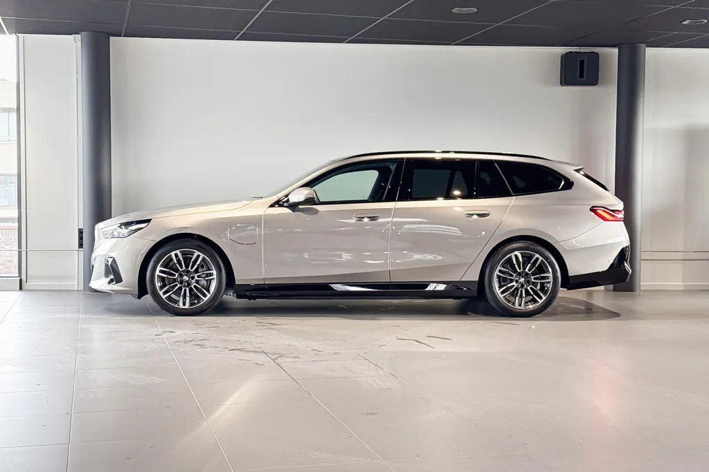 BMW 5 Serie Touring 550e xDrive