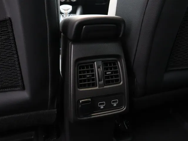 Renault Captur 1.6 E-Tech Plug-in Hybrid 160PK Intens | NAVI GROOT | CAMERA | STOELVERWARMING