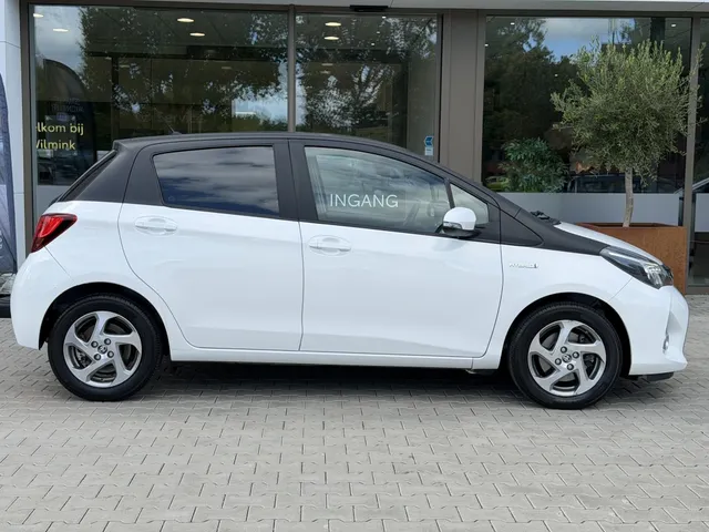 Toyota Yaris 1.5 Hybrid Trend Bi-Tone | Leer | Navigatie | LM Velgen