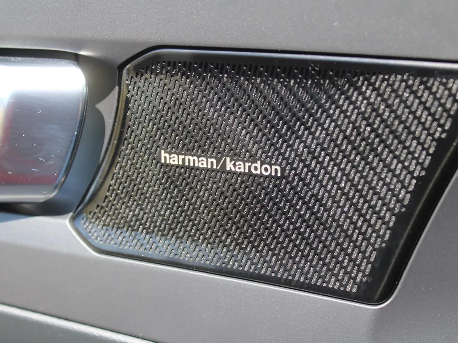 Volvo XC40 2.0 T4 R-Design | Keyless | HK Audio | Adap. Cruise | PDC | Elek. Trekhaak | 19' Velgen | Elek. Kofferklep | Camera | Stoelverwarming |