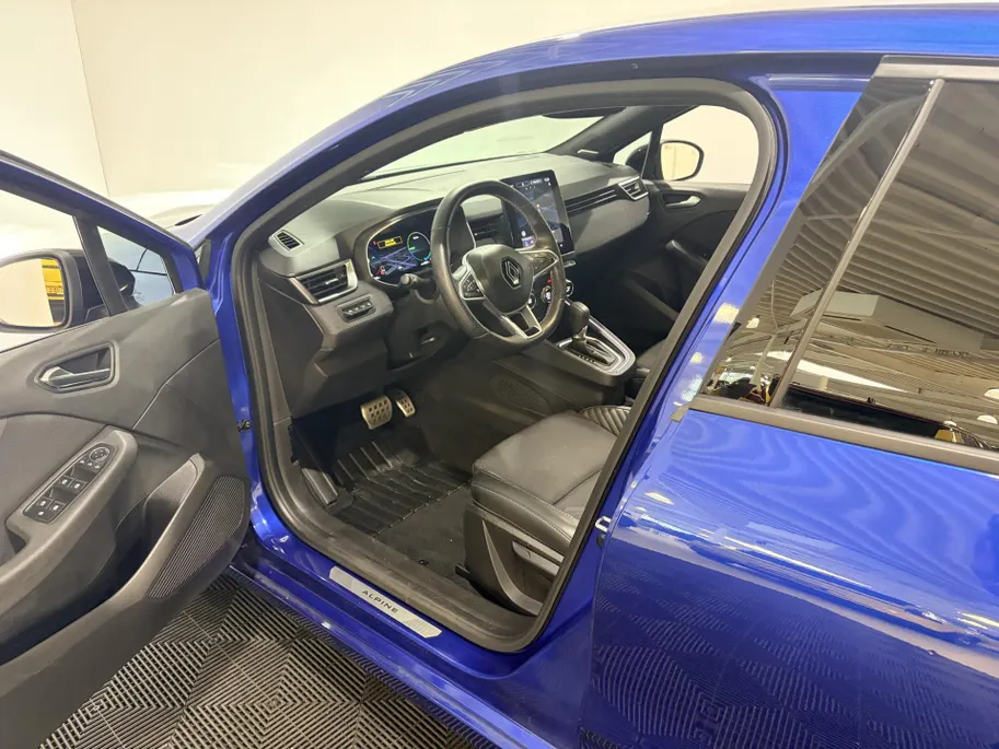 Renault Clio 145PK E-Tech Full Hybrid Esprit Alpine Automaat | 1e eigenaar | Bose Audio | Stoelverwarming | 9,3' Navi | Camera | Digital Cockpit | Adaptive Cruise Control | Climate Control | Lichtmetalen Velgen | Full LED |