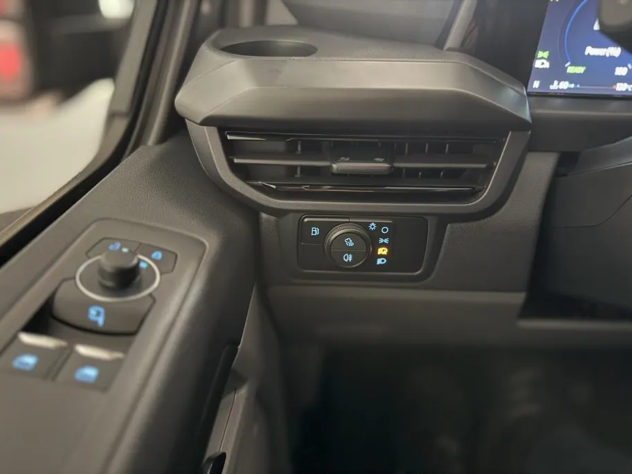 Ford Transit Custom 320 2.5 PHEV L2H1 Sport DC met o.a. uniek sport interieur, 19 inch lichtmetalen velgen, een trekhaak, een achteruitrijcamera en verwarmbare voorstoelen en stuurwiel