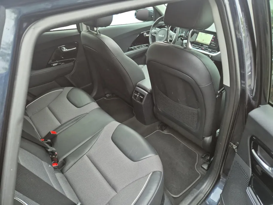 Kia e-Niro DynamicPlusLine 64 kWh | Airco | Navi | Camera | Privacy Glass | Trekhaak | Stoelverwarming | Stuurverwarming