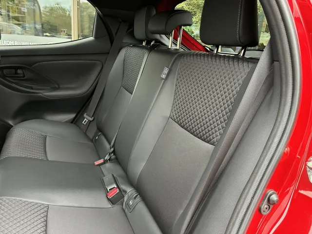 Toyota Yaris 1.5 Hyb. Executive | PDC v/a | Stoelverwarm. | Blindspot |