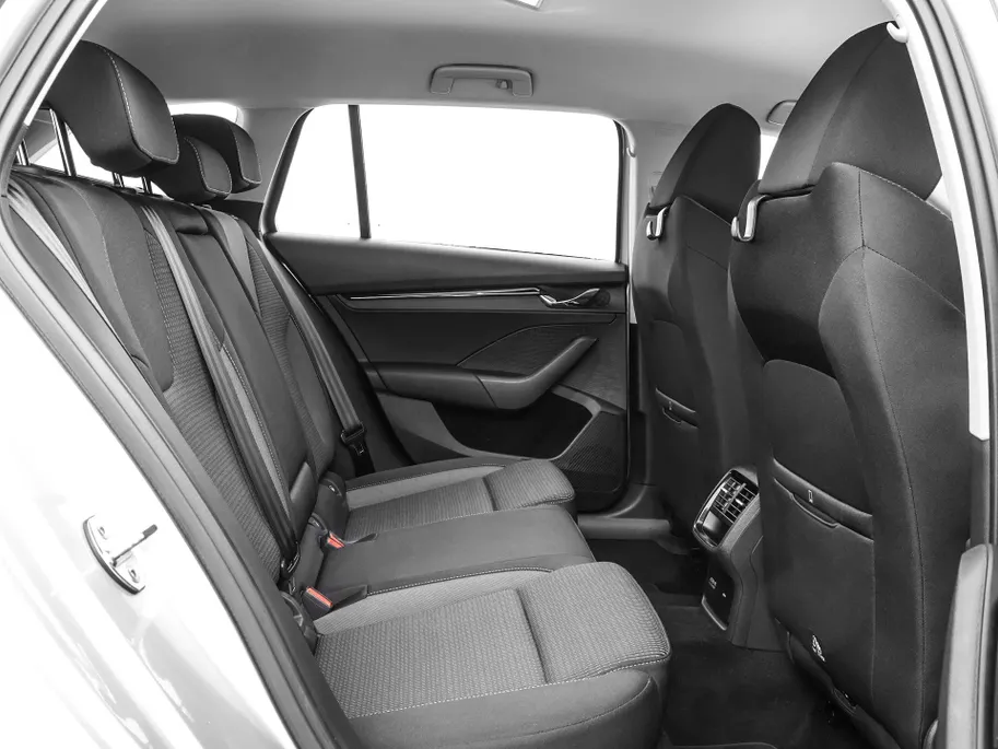 Škoda Octavia Combi 1.4 TSI iV PHEV 204pk DSG Business Edition · Stuur- & Stoelverwarming · Apple/Android Car Play · Cruise Control · Elek. Achterklep · Draadloze Telefoonlader ·