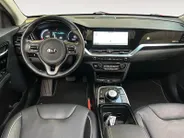 Kia e-Niro ExecutiveLine 64 kWh | Warmtepomp | Trekhaak Afneembaar + 13-Polige Stekker | Elektrisch verstelbare Voorstoelen | Bestuurdersstoel + Geheugen | Elektrisch Bedienbaar Schuif / Kanteldak | Stoelverwarming + Stoelkoeling | Stuurverwarming | JBL Geluidsinsta