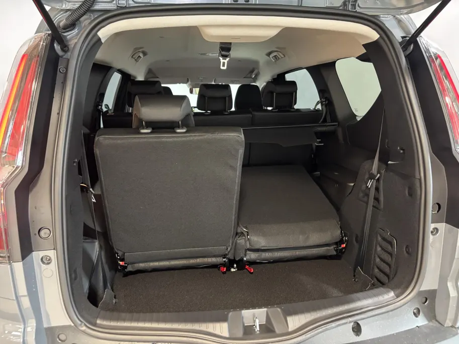 Dacia Jogger 155PK Hybrid Expression 7p. Automaat | DEMO | 7 Zitplaatsen | Camera | Parkeersensoren | Apple CarPlay/Android Auto | Cruise Control | Climate Control | Digital Cockpit | Armsteun | Licht & Regen Sensor |