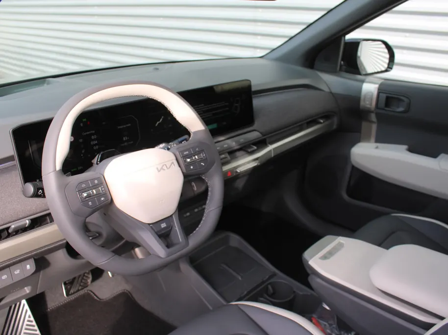 Kia EV3 GT-PlusLine 81.4 kWh | Stuur-/stoelverwarming + ventilatie | Camera rondom | Schuifdak | Leer | HUD | Elek. stoelverstelling + achterklep |