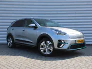 Kia e-Niro DynamicPlusLine 64 kWh | Schuif-/kantel dak | Cruise adapt.| Navi | 17' LM | Stuur-/stoelverwarming | Camera | Clima |