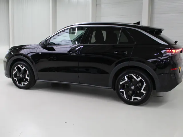 Volkswagen T-Roc 1.5 eTSI 150PK R-Line DSG (Nw Model) | Navigatie | IQ light | El. achterklep | PDC+Camera | Stuur- en Stoelverwarming