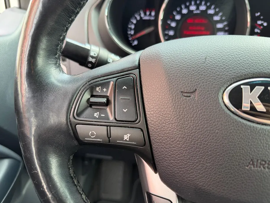 Kia Rio 1.2 CVVT ExecutiveLine Navigatie| Stoel verwarming| Camera| Lichtmetalen velgen| donker getint glas| Climate Control