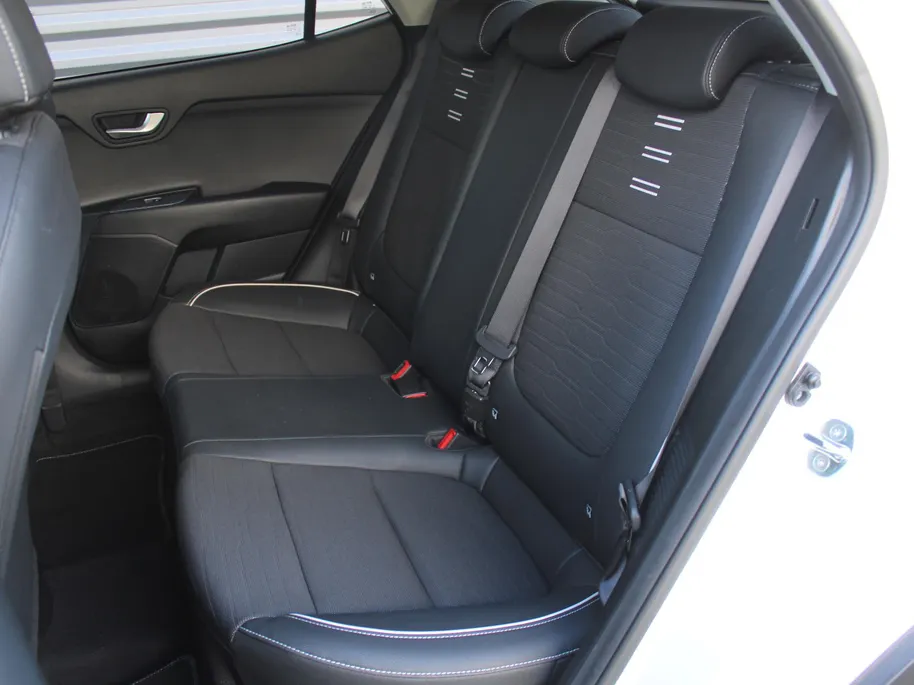 Kia Stonic 1.0 T-GDi MHEV GT-Line | Trekhaak | Stuur-/stoelverwarming | Camera | Clima | Cruise | 17" LM | Navi | Apple Carplay/Android Auto |
