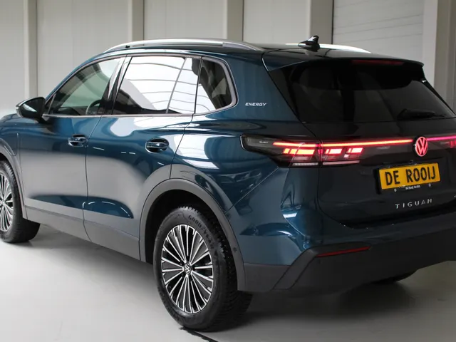 Volkswagen Tiguan 1.5 eHybrid Life Energy Navigatie | Trekhaak | 18' Velgen | 360 Camera | Stoelverwarming
