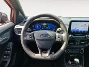 Ford Puma 1.0 EcoBoost Hybrid Vivid Ruby Edition ST - LINE X| Dealeronderhouden | Stoel- stuur en voorruitverwarming | Adaptieve cruise control | BLISS | Grote achterspoiler