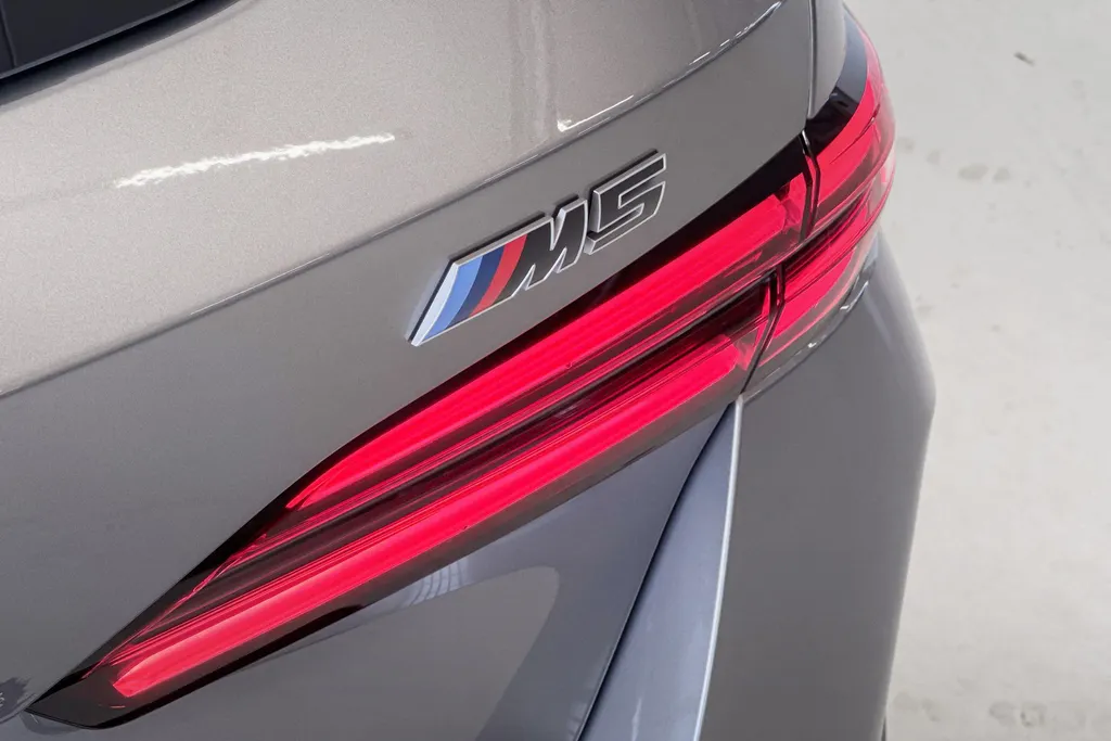 BMW M5 Touring M Drive Professional