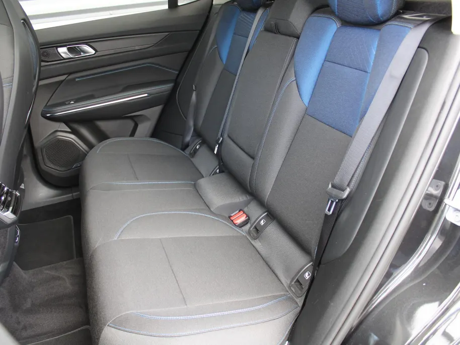 Lynk & Co 01 1.5 | PHEV | Trekhaak | Stoelverwarming | Elek. stoelverstelling + achterklep | Pano dak | Dodehoek detectie | Camera | 20' LM | HK Audio |