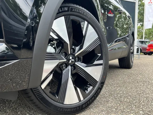 Mitsubishi Grandis 1.8 HEV First Edition
