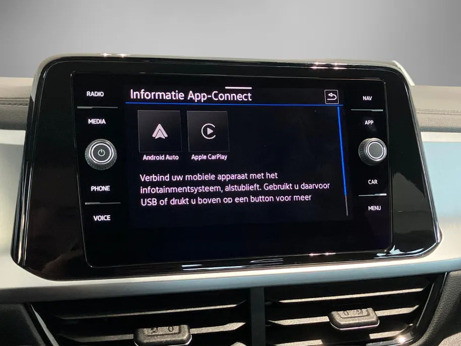 Volkswagen T-Roc 1.0TSI/115PK Life Edition · Apple/Android Car Play· Camera + Parkeersensoren · Keyless · 27-06-2028 of 100000km.