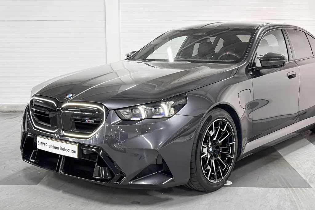 BMW M5 Sedan M5