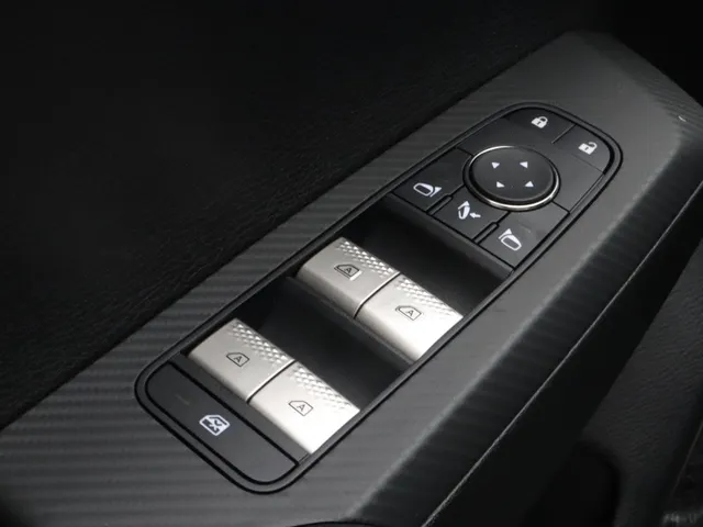 Mitsubishi Outlander 2.4 PHEV Black Edition All Seasons | Yamaha sound