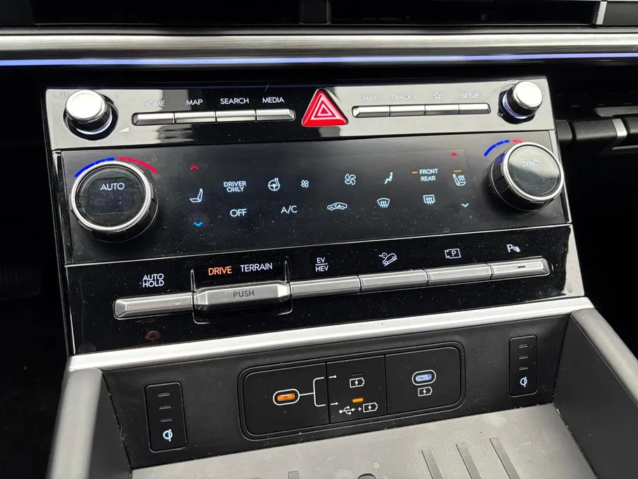 Hyundai Santa Fe 1.6 T-GDI PHEV Premium Plus 4WD 7p | Uniek Two Tone wrap Z-Signing | LED koplampen | Bose Audio | All Season banden | Lederen bekleding | NU Rijklaarprijs! Incl.12 Maanden, APK, Onderhoudsbeurt etc! Premiumpakket gratis!