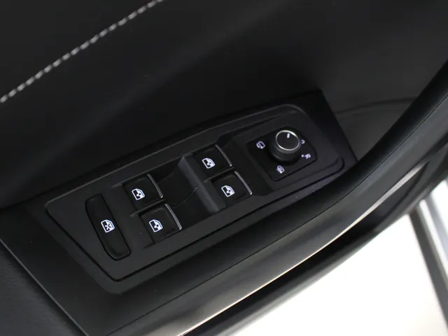 Volkswagen T-Roc 1.5 TSI R-Line DSG Automaat Blackstyle Navigatie | Climate Control | El. Achterklep | Camera | 4-Seizoenen banden