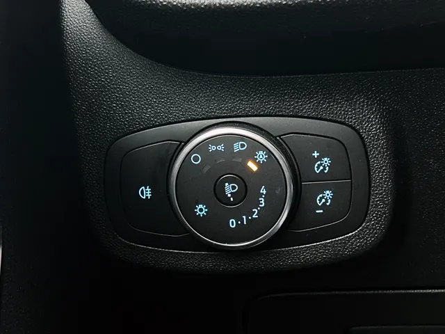 Ford Fiesta Trend 86PK | LM VELGEN | VERWARMDE VOORRUIT | PARK. SENSOREN