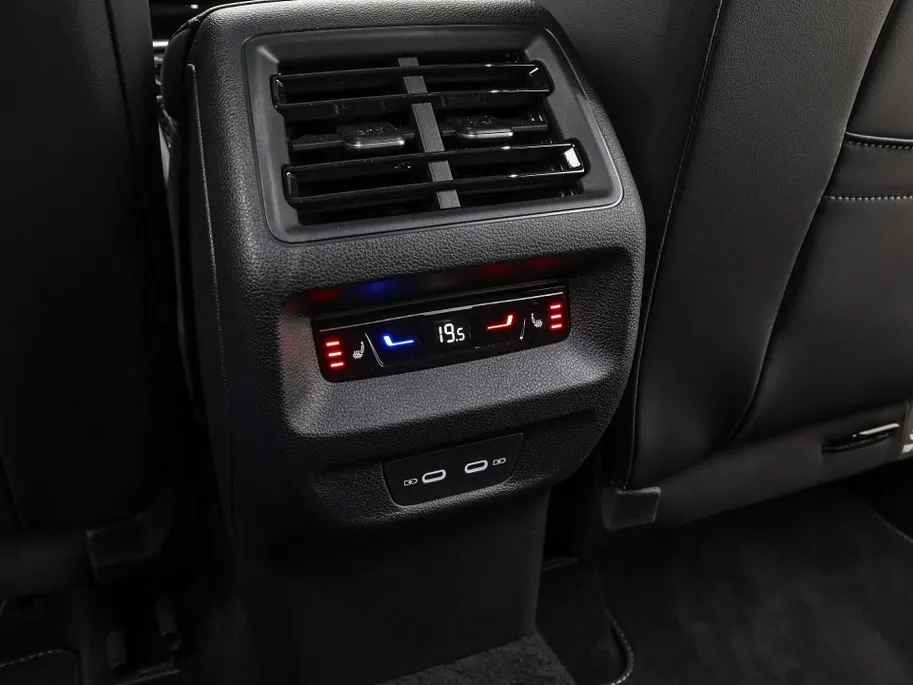 Volkswagen Tiguan 1.5 eHybrid 204pk DSG R-Line Edition · Panoramadak · 360 Camera · Inklap. Trekhaak · Matrix LED · Stuur- & Stoelverwarming + Massage · Achterbank verwarmd · Garantie t/m 09-10-2030 of 100.000km