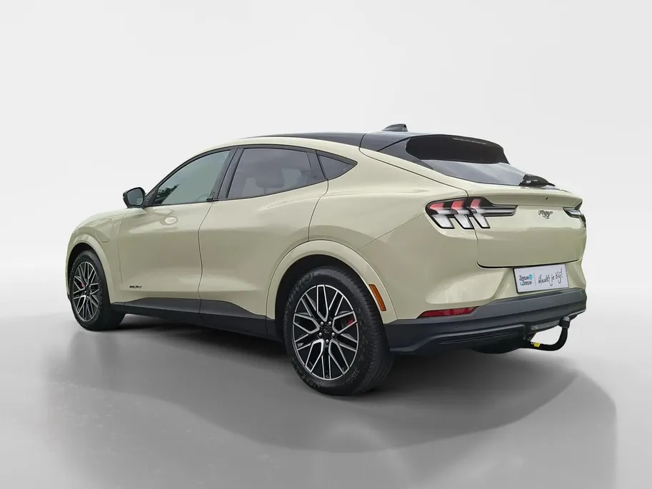 Ford Mustang Mach-E Extended Premium RWD 88 kWh | Afneembare trekhaak | Stoelverwarming | Leer bekleed | 18' Lichtmetaal | Adaptive Cruisecontrol | Dodehoekdetectie | Led verlichting | Climate Control | Nieuw te bestellen |
